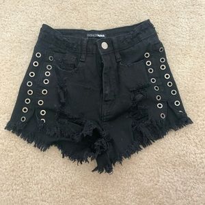 HOT FASHION NOVA BLACK GROMMET SHORTS💣🔥
